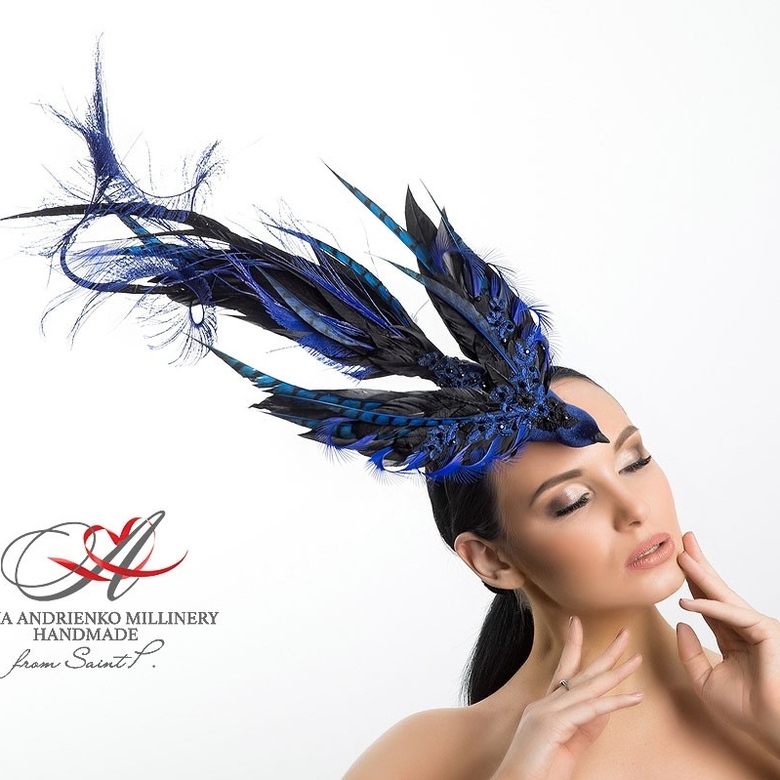 шляпа в виде птицы, синяя шляпка для скачек, купить шляпку дя фотосессии москва, необычная шляпка, купить шляпку для скачек синюю в пирере, дизайнерская шляпка Анна Андриенко