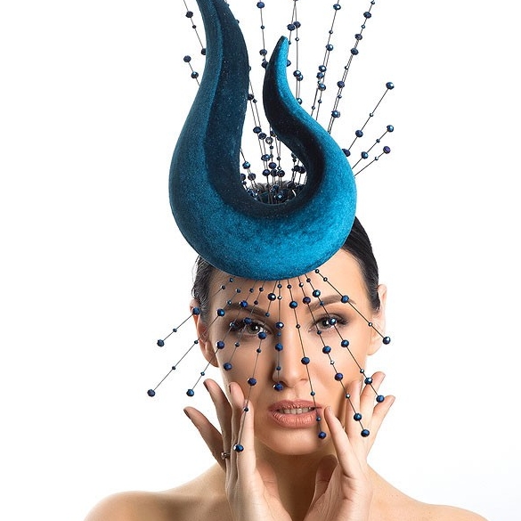 купить синюю шляпку для скачек, шляпка не обычной формы, дизайнерская вечерняя шляпка, Анна Андриенко, купить черную шляпку в москве, купить вечернюю шляпку в питере, шляпка для фотосессии, шляпка для праздника