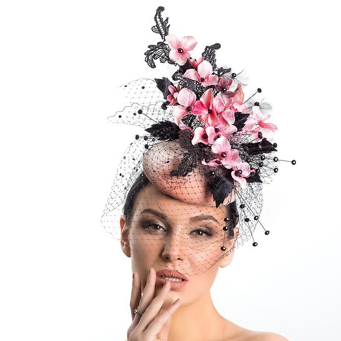 купить розовую шляпку для скачек, черная шляпка не обычной формы, дизайнерская вечерняя шляпка с цветами, Анна Андриенко, купить черную шляпку с вуалью в москве, купить вечернюю шляпку в питере, шляпка для фотосессии, шляпка для праздника, шляпка таблетка