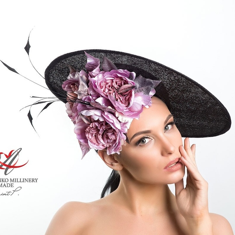 Черная дизайнерская шляпка для скачек с цветами, купить шляпку в Москве, купить черную шляпку в Питере, статусная шляпка, шляпка для фотосессии, вечерняя шляпка, дизайнерская шляпка, Анна Андриенко