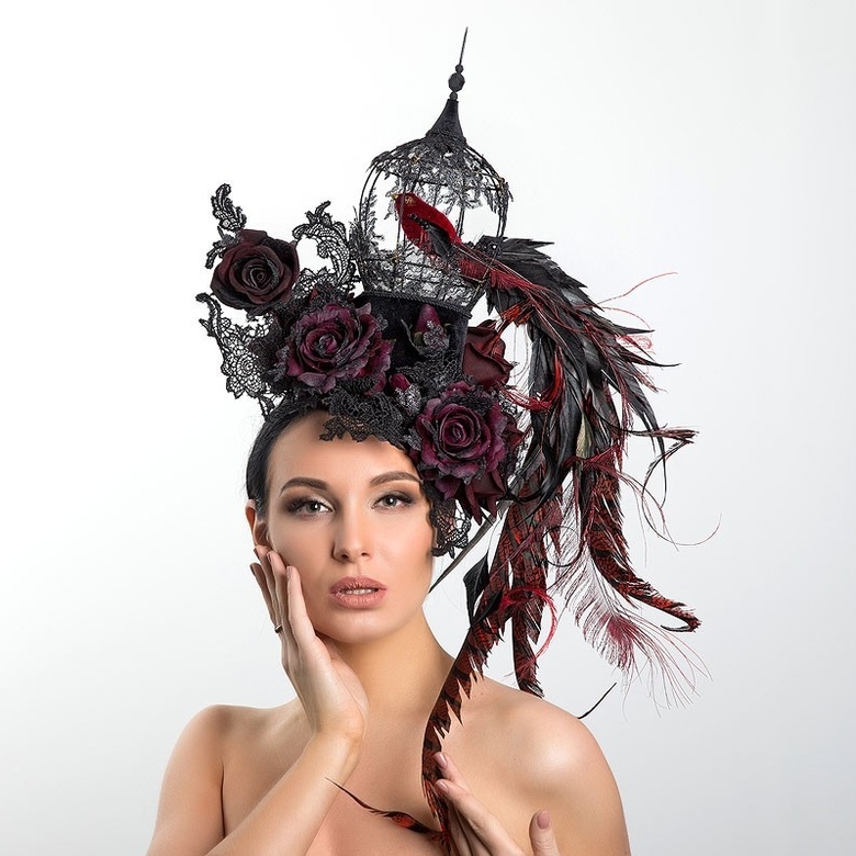 шляпа в виде птицы, бордовая шляпка для скачек, купить шляпку дя фотосессии москва, необычная шляпка, купить шляпку для скачек бордовую в пирере, дизайнерская шляпка Анна Андриенко