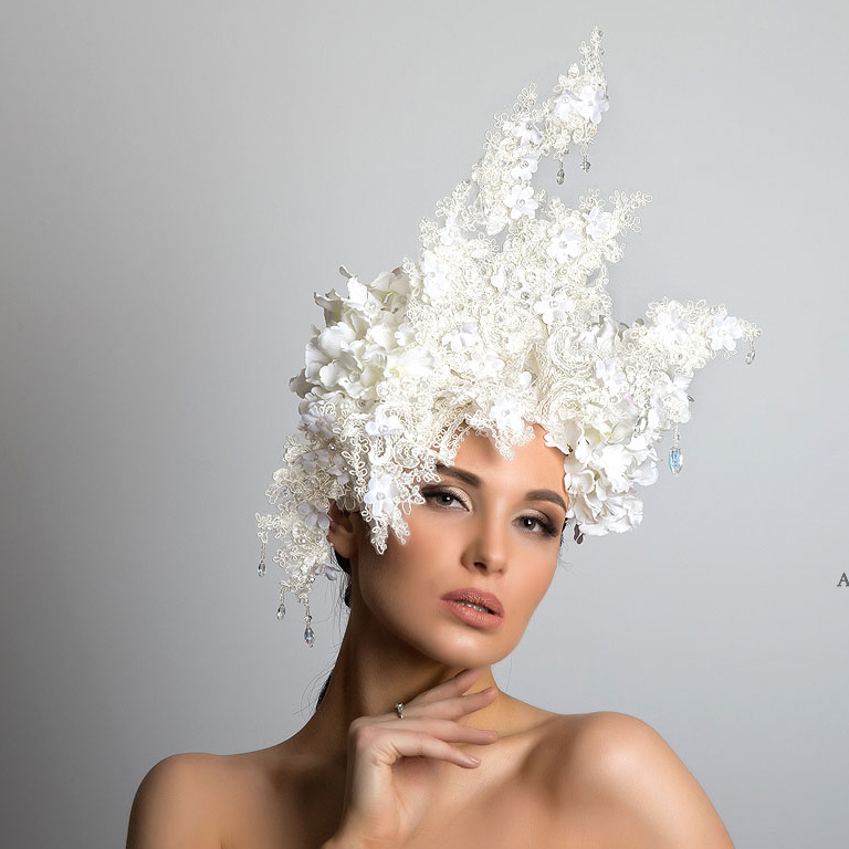 купить белую шляпку для свадьбы, купить необычную шляпку, шляпка для скачек, шляпка для праздника, шляпка для подиума, дизайнерская шляпка Анна Андриенко, шляпка для фотосессии