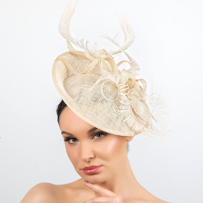 купить свадебную шляпку, белая шляпка с перьями, купить шляпку для скачек, небольшая шляпка, Анна Андриенко, купить шляпку в Москве, купить шляпку в Питере, шляпка цвета айвори, королевские скачки, скачки дресс код