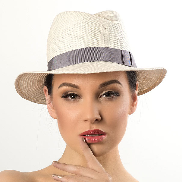 Белая женская летняя шляпка с серой лентой