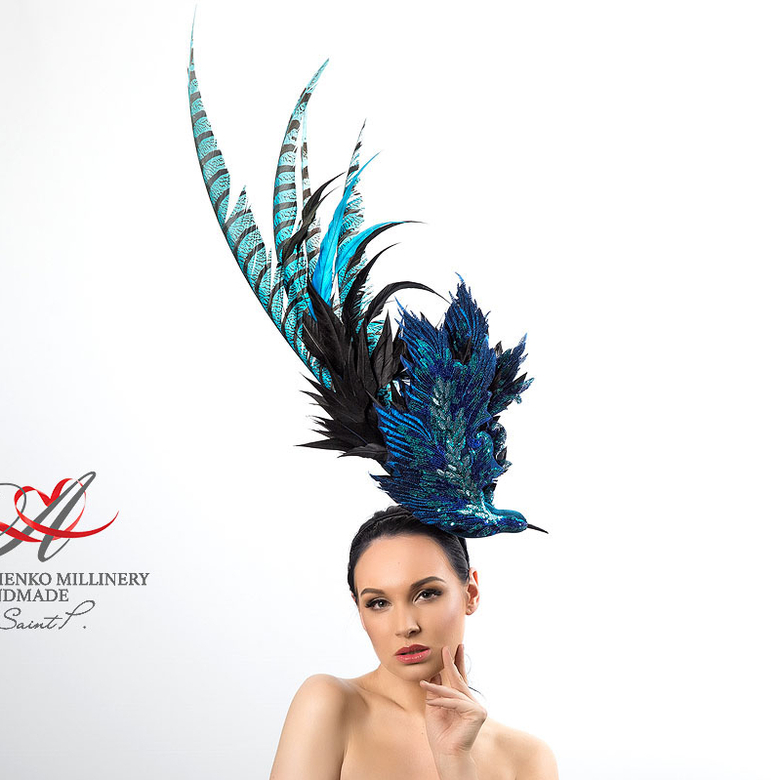 шляпа в виде птицы, синяя шляпка для скачек, купить шляпку дя фотосессии москва, необычная шляпка, купить шляпку для скачек синюю в пирере, дизайнерская шляпка Анна Андриенко