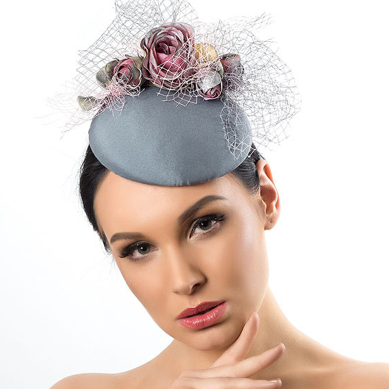 купить шляпку таблетку, купить шляпку для скачек, купить серую вечернюю шляпку, шляпка таблетка, шляпка с вуалью, шляпка с цветами, шляпка для праздника, шляпка для фотосессии, шляпка для скачек, шляпка для невесты, дизайнерская шляпка, Анна Андриенко, шляпка ручной работы