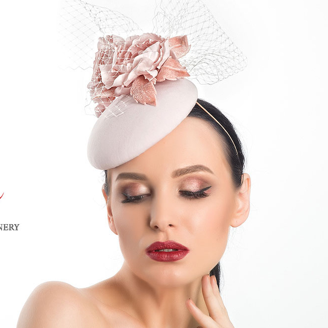купить розовую шляпку с вуалью, маленькая шляпка с цветами, шляпка для скачек, дизайнерская шляпка Анна Андриенко, шляпка для свадьбы, шляпка для фотосессии, шляпка для невесты, коктейльная шляпка