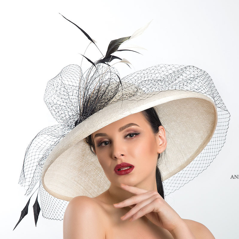 купить белую шляпу для скачек, широкополая шляпа, свадебная шляпа, шляпа для свадьбы, шляпа для невесты, черно-белая шляпа, шляпа с круглой тульей, шляпа с большими полями, летняя шляпа, шляпа для лета, шляпа для пляжа, светская шляпа, дизайнерская шляпа, Анна Андриенко, шляпа с большими полями, шляпа для скачек, вечерняя шляпа, шляпа для праздника, шляпа для фотосессии