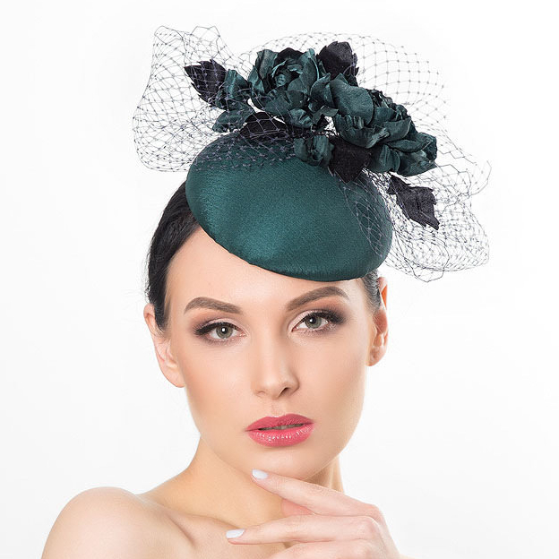 вечерняя шляпка таблетка с вуалью, дизайнерская шляпка таблетка с цветами, зеленая вечерняя шляпка, купить шляпку таблетку с вуалью