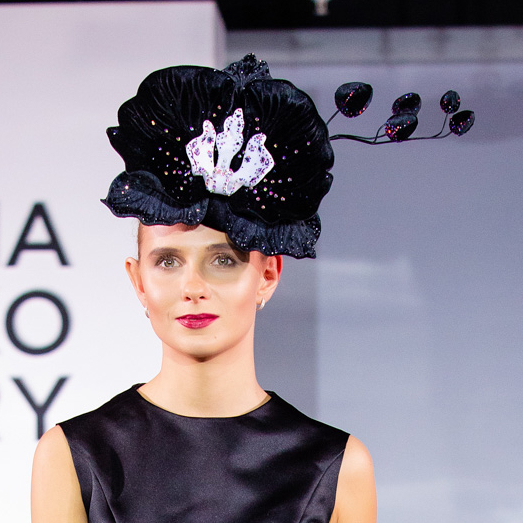 Дизайнерская шляпка от Анны Андриенко, эксклюзивная шляпка ручной работы, шляпка для скачек, эксклюзивная вечерняя шляпка, головные уборы Анны Андриенко