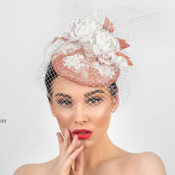 шляпка, вечерняя шляпка, шляпка таблетка, перья, шляпка с вуалью, вуалетка, шляпка с перьями, ручная работа, шляпка для скачек, котельная шляпка, шляпка для праздника, черная шляпка, синяя шляпка, головной убор, шляпка с цветами, шляпка с розами, шелковые цветы, цветы ручной работы, свадебная шляпка, шляпка для невесты, белая шляпка, свадебная вуалетка, шляпка для скачек, шляпка в виде крыльев, крылья, белые крылья, розовая шляпка