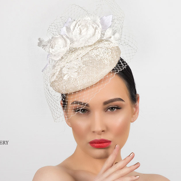 купить шляпку, белая шляпка, свадебная шляпка, шляпка для невесты, шляпка для свадьбы, шляпка с вуалью. шляпка с цветами, шляпка таблетка, вечерняя шляпка, шляпка для скачек, женская шляпка, дамская шляпка, шляпка для фотосессии, дизайнерская шляпка , Анна Андриенко