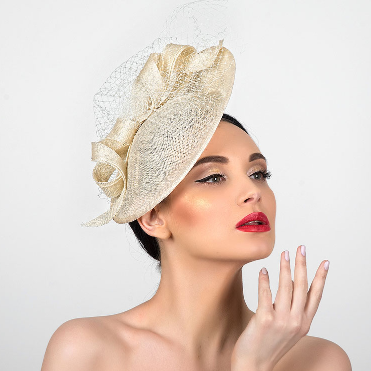 купить шляпку для скачек в москве, шляпки для скачек, шляпки для свадьбы, свадебная шляпка, женская шляпка, белая шляпка, шляпка с перьями, купить шляпку спб, вечерняя шляпка, шляпка для праздника, шляпка для невесты, светская шляпка, дизайнерская шляпка, Анна Андриенко, шляпки для ипподрома