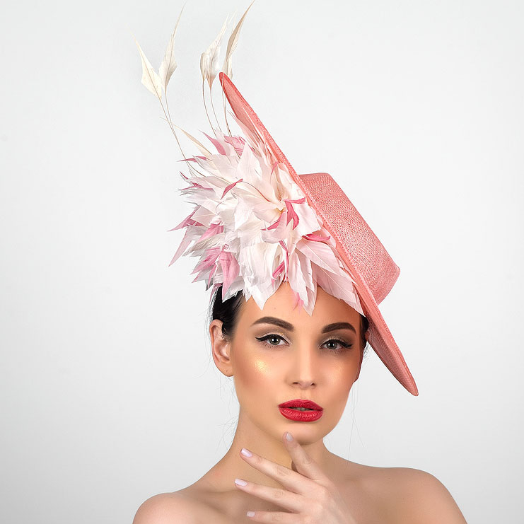розовая дизайнерская шляпка для скачек с перьями, купить шляпку в Москве, купить белую шляпку в Питере, статусная шляпка, шляпка для фотосессии, вечерняя шляпка, дизайнерская шляпка, Анна Андриенко, свадебная шляпка