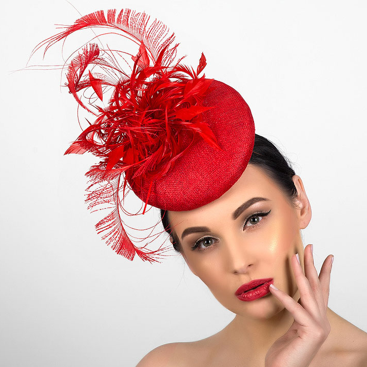 шляпка таблетка, купить шляпку, вечерняя шляпка, красная шляпка, шляпка для скачек, шляпка для фотосессии, шляпка для праздника, шляпка для фотосессии, шляпка с перьями, дизайнерская шляпка, Анна Андриенко