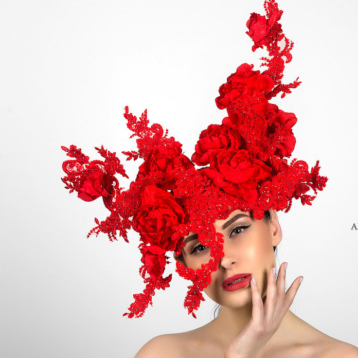 шляпа-маска, шляпа корона, шляпа кокошник, купить красную шляпу для скачек, купить шляпу для праздника, купиь шляпу для сцены, головной убор для фотосессии, шляпа из кружева, шляпа с цветами, красная шляпа, шляпа с перьями, дизайнерская шляпа, эксклюзивный головной убор, дизайнерская шляпа, необычная шляпа, Анна Андриенко