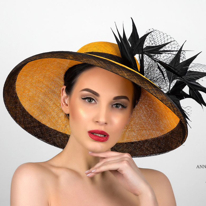 желтая широкополая шляпа, шляпка с большими полями, шляпка из синамей, купить шляпку для скачек, купить шляпку в Питере, купить шляпку в Москве, широкополая шляпка, дизайнерская шляпка Анна Андриенко, желтая шляпка