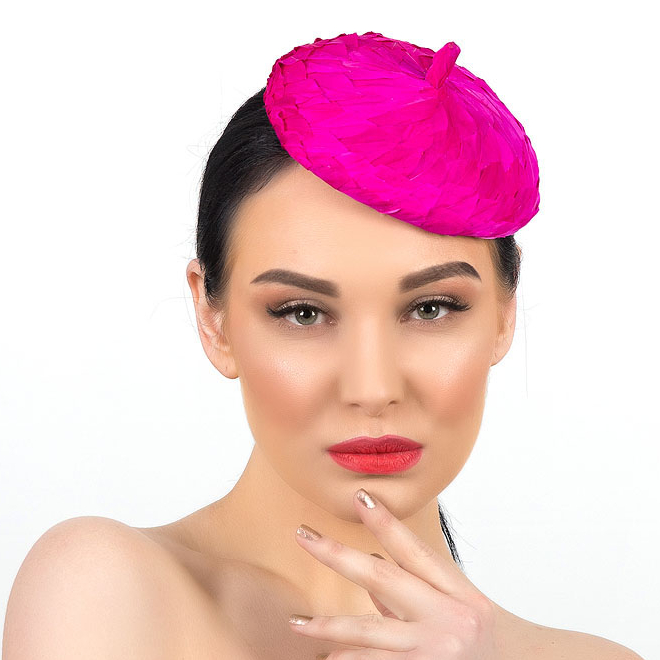 Купить шляпку таблетку цвета фуксии, дизайнерская шляпка Анна Андриенко, шляпка из перьев, купить шляпку для скачек в москве, купить вечернюю шляпку в Питере