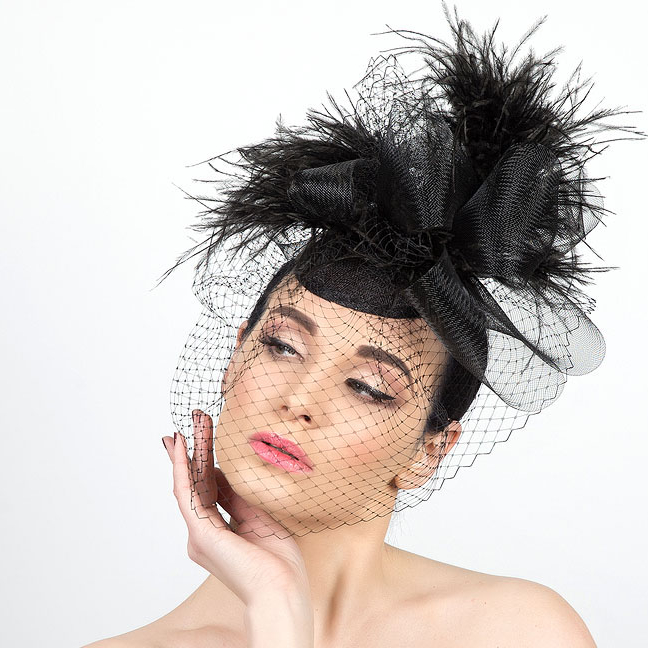 шляпка таблетка +с вуалью, купить шляпку +для скачек, черная шляпка купить, женские вечерние шляпки, дизайнерскаие шляпки Анна Андриенко, черная шляпка таблетка с вуалью и перьями, шляпки женские купить +в москве