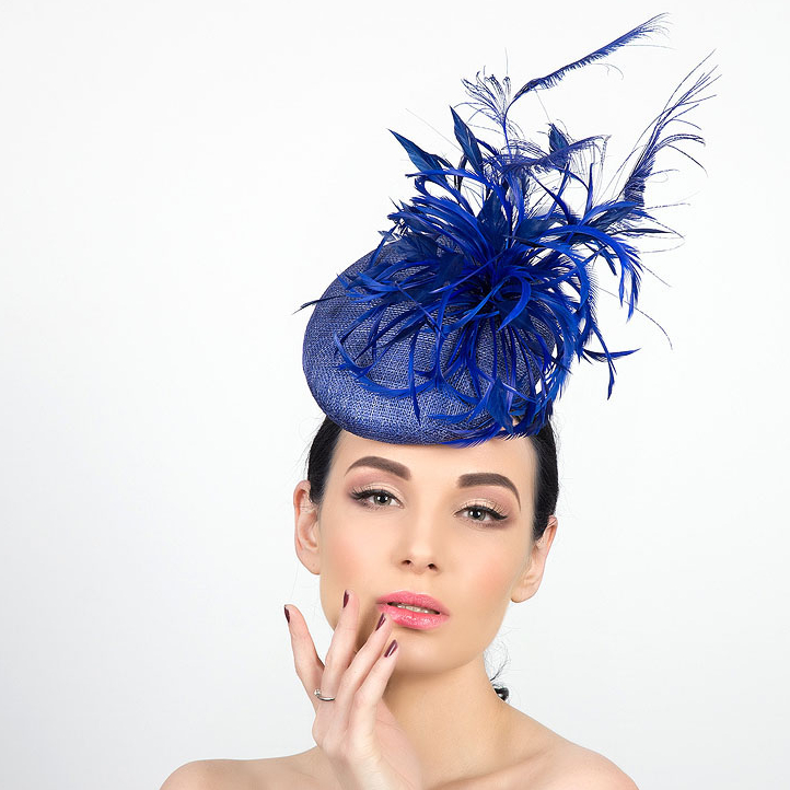 шляпки женские купить +в москве дизайнерские, синяя шляпка с перьями, шляпка +для скачек купить в москве, анна андриенко шляпы, купить свадебную шляпку