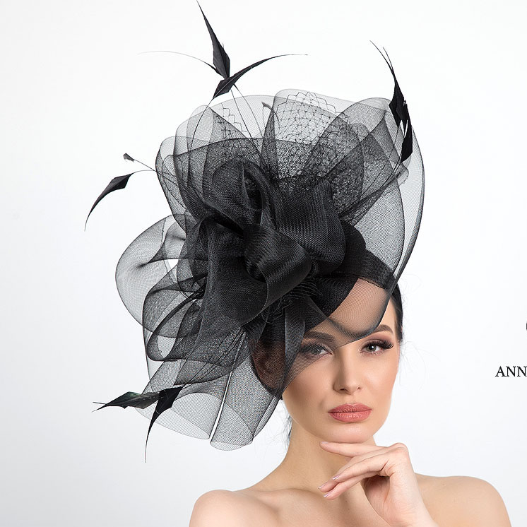 Бренд Anna Andrienko millinery  Эксклюзивная черная шляпка для праздников и скачек "Черная высь" создана для ярких, смелых и эпотажных особ.  Крепление - шляпная резинка