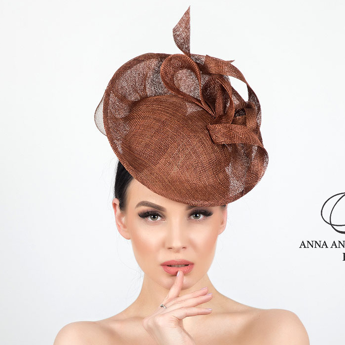 вечерние шляпки купить +в москве,  коричневая шляпка, шляпка для скачек , ассиметричная  женская шляпка, коричневая шляпка купить в спб, дизайнерские шляпки Анна Андриенко