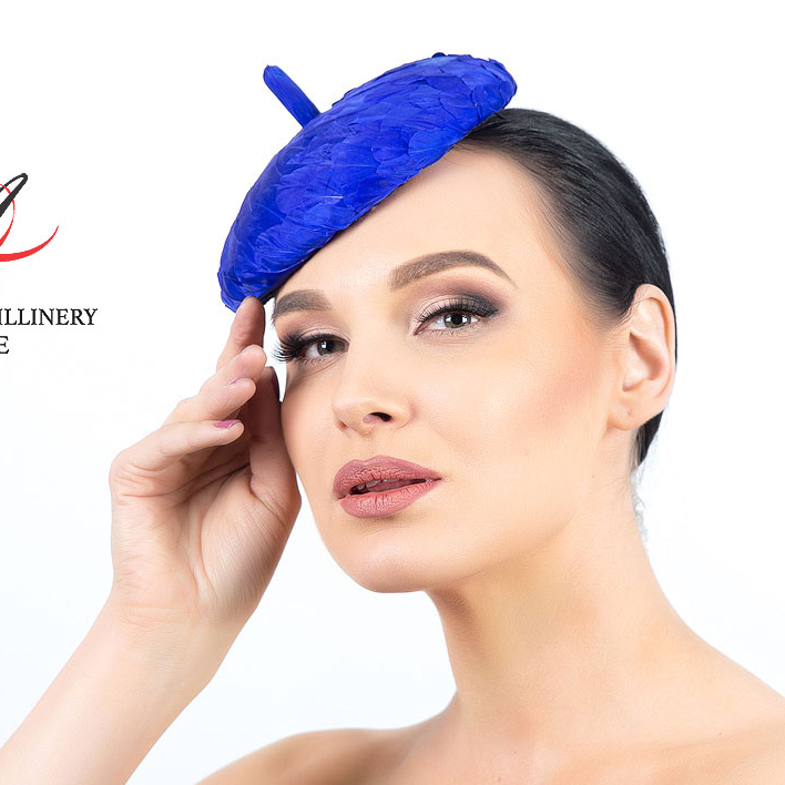 шляпка таблетка +с перьями, купить шляпку +для скачек, синяя шляпка купить, женские вечерние шляпки, дизайнерские шляпки Анна Андриенко, синяя шляпка таблетка с перьями, шляпки женские купить +в москве