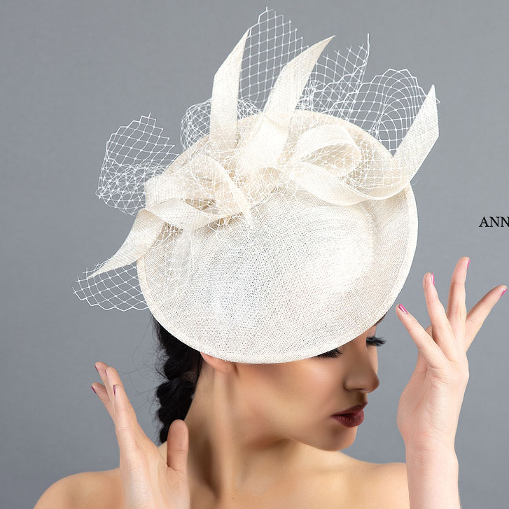 купить шляпку для скачек в москве, шляпки для скачек, шляпки для свадьбы, свадебная шляпка, женская шляпка, белая шляпка, шляпка с перьями, купить шляпку спб, вечерняя шляпка, шляпка для праздника, шляпка для невесты, светская шляпка, дизайнерская шляпка, Анна Андриенко, шляпки для ипподрома