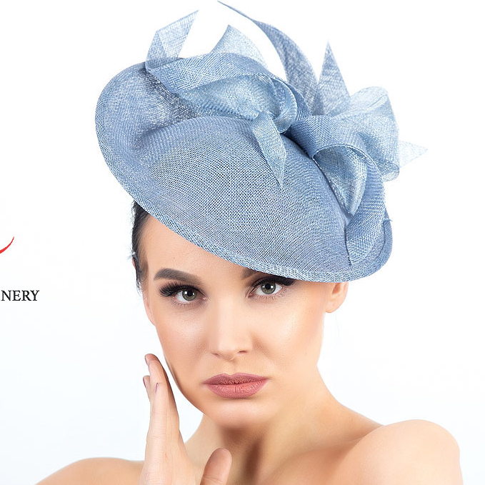 Голубая вечерняя шляпка  из синамей для скачек и праздника
