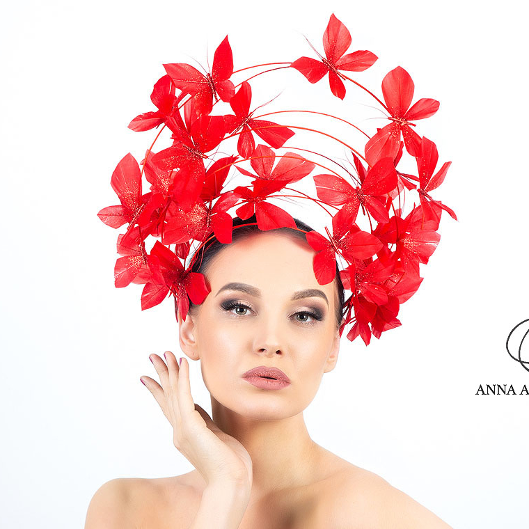 дизайнерский головной убор из красных бабочек ручной работы