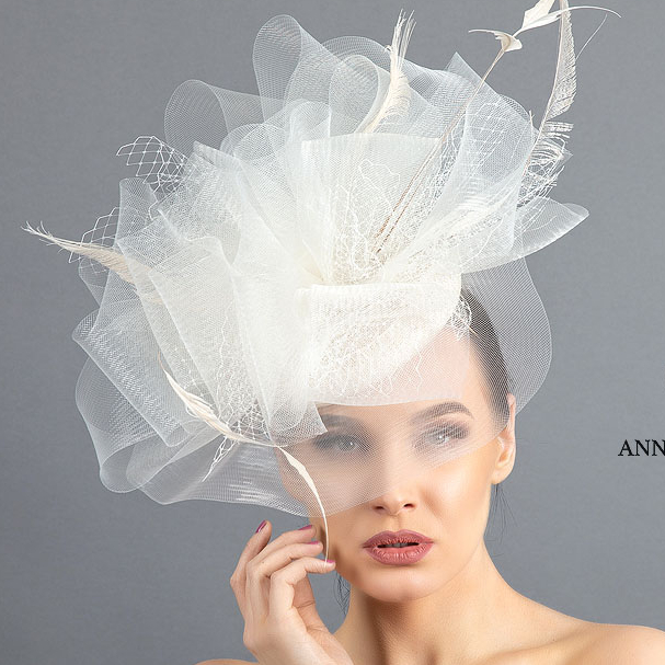 Женская шляпка цвета айвори для свадьбы и для скачек