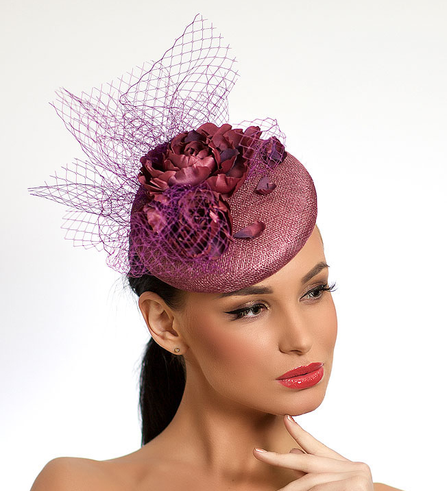 шляпка, вечерняя шляпка, шляпка таблетка, перья, шляпка с вуалью, вуалетка, шляпка с перьями, ручная работа, шляпка для скачек, котельная шляпка, шляпка для праздника, черная шляпка, синяя шляпка, головной убор, шляпка с цветами, шляпка с розами, шелковые цветы, цветы ручной работы, брусничная шляпка, лиловая шляпка
