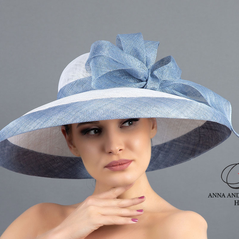 Бело-голубая широкополая шляпа для скачек из синамей