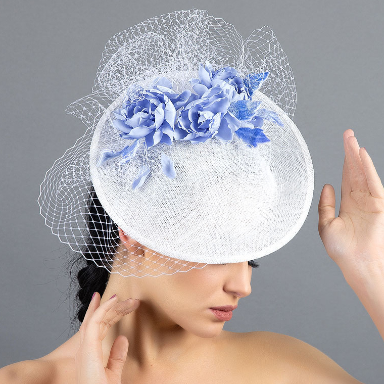 Белая вечерняя шляпка для скачек голубые цветы из шелка