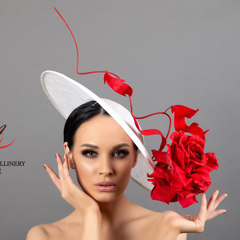 Белая дизайнерская шляпка для скачек с цветком , шляпка из синамей, необычные шляпки Анна Андриенко