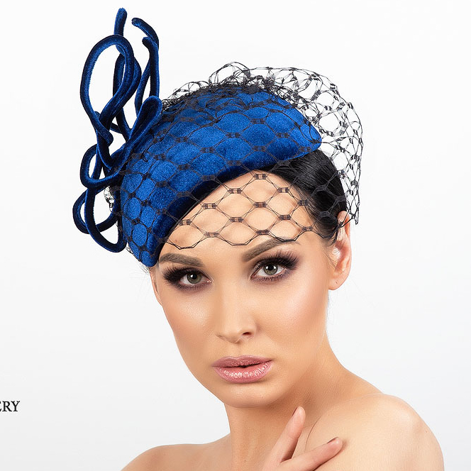 Темно-синяя вечерняя бархатная шляпка с вуалью Меган, шляпка таблетка для скачек, дизайнерский головной убор Анна Андриенко