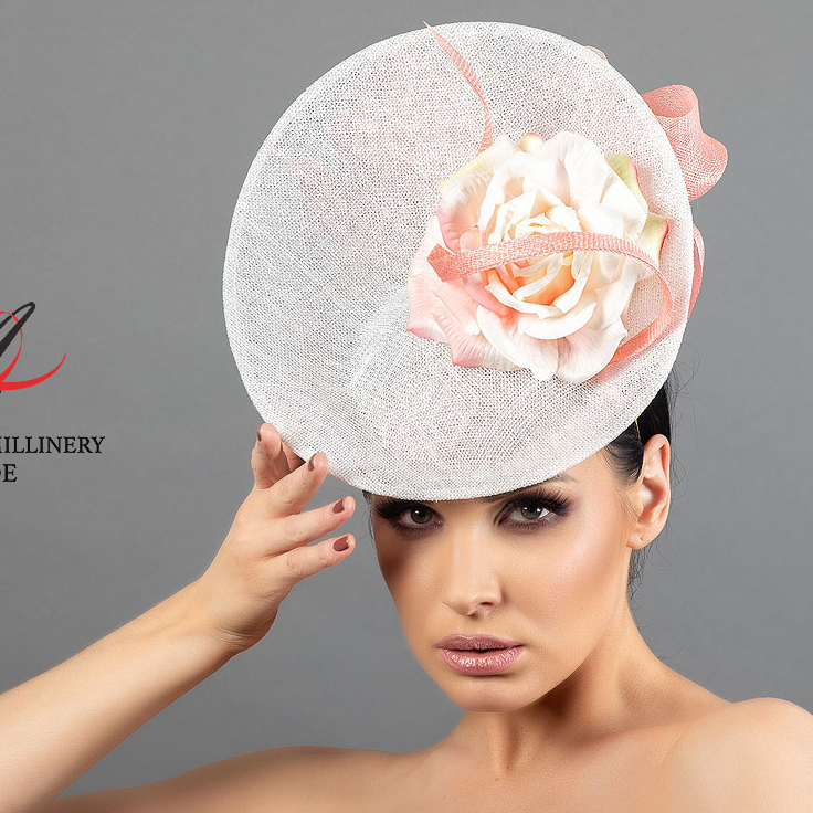 Дизайнерская белая шляпка для скачек , шляпа из синамей с цветами, дизайнерские шляпы Анна Андриенко