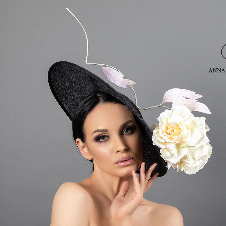Черная дизайнерская шляпка для скачек с цветком , широкополая шляпа из синамей, головные уборы Анна Андриенко