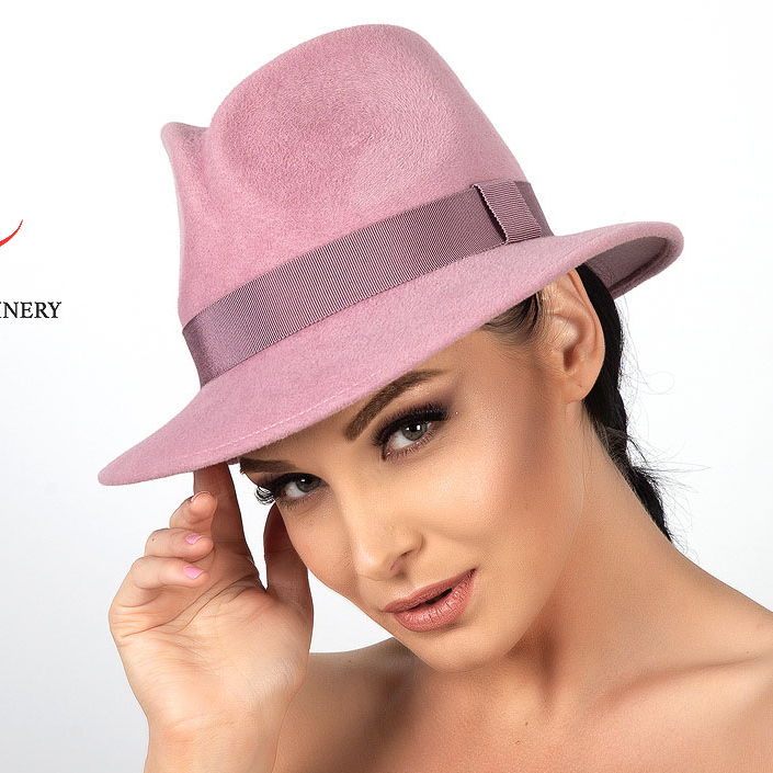 Женская шляпа Федора из велюра Пудровая роза, дизайнерская шляпка Анна Андриенко, купить осеннюю шляпу в Москве