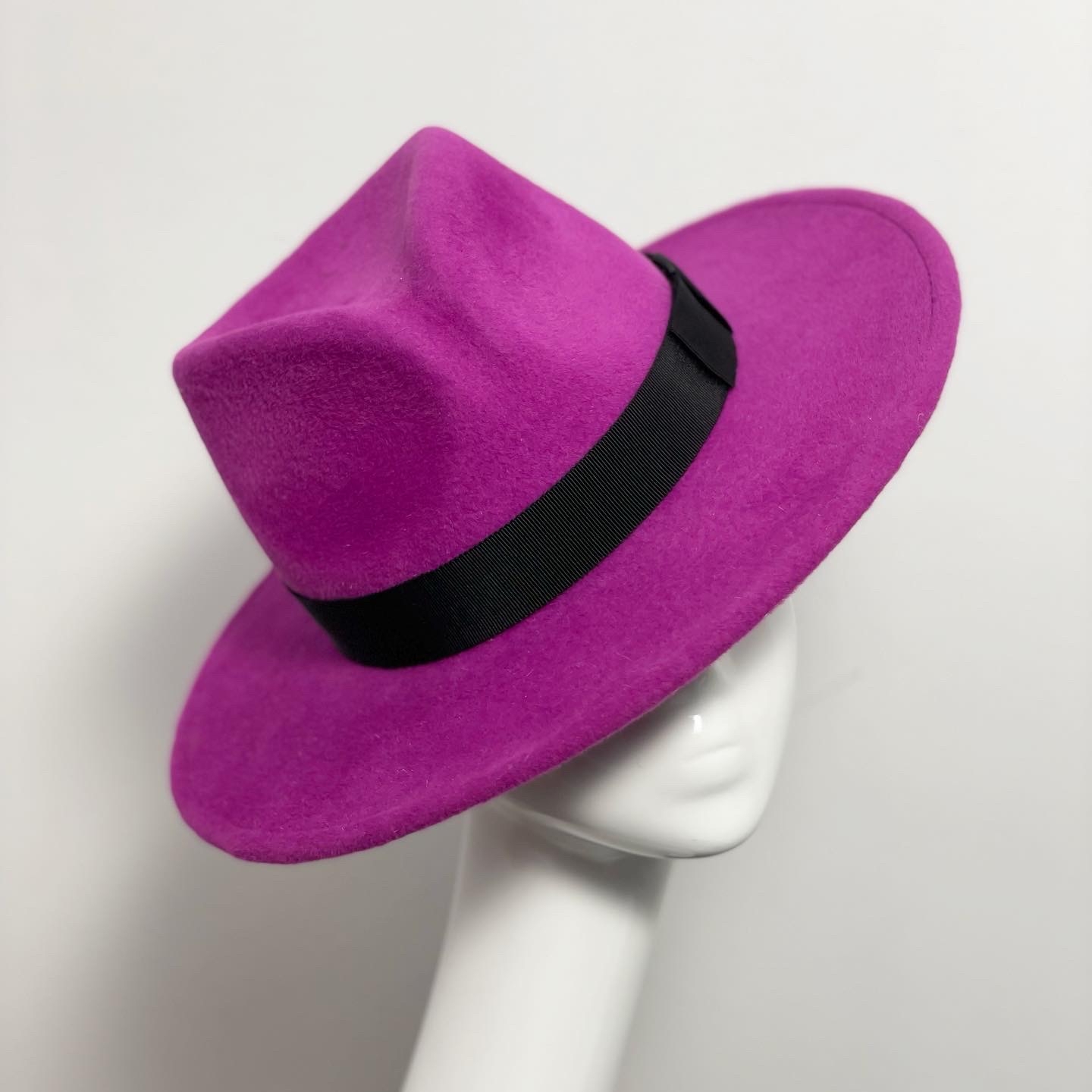 малиновая шляпа федора из велюра, Женская шляпа Федора из велюра , дизайнерский головной убор Анна Андриенко, весенняя женская шляпка, купить шляпу в Москве, купить шляпу в  Питере