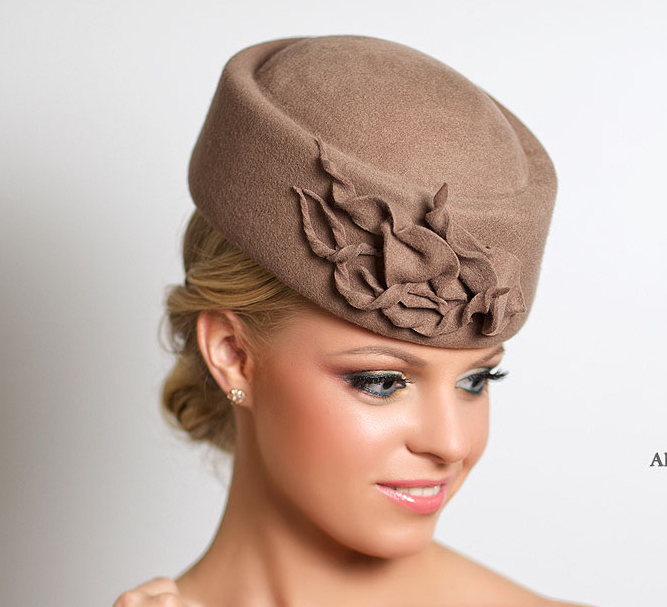 шляпка, шляпка из фетра, таблетка, шляпка-таблетка, ручная работа, капучино, Анна Андриенко, бежевая шляпка, ретро шляпка, женская шляпка, Купить шляпку, Модная шляпка, стильная шляпка