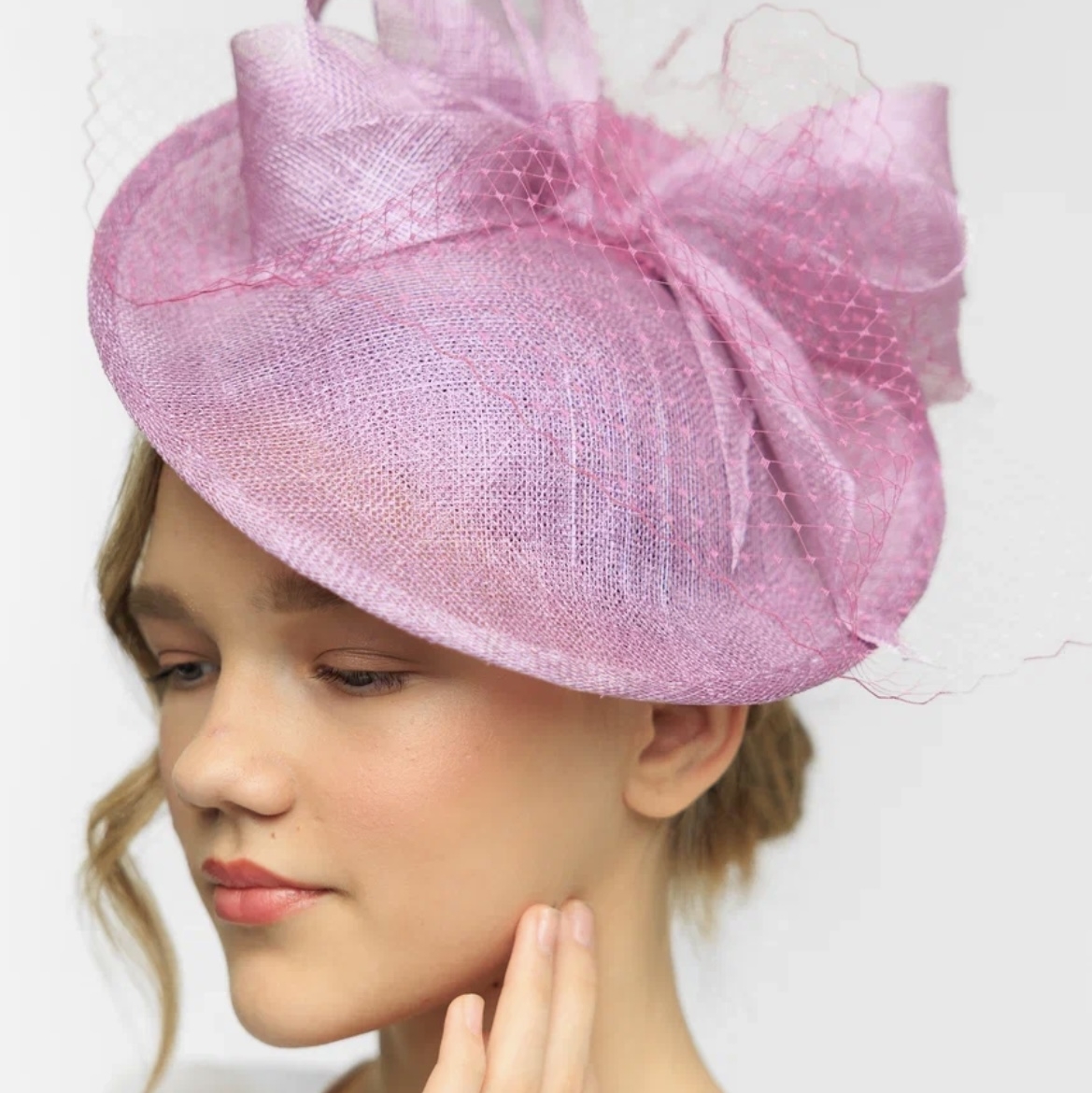 купить вечернюю шляпку из синамей в Спб, купить дизайнерскую шляпку для скачек в Москве