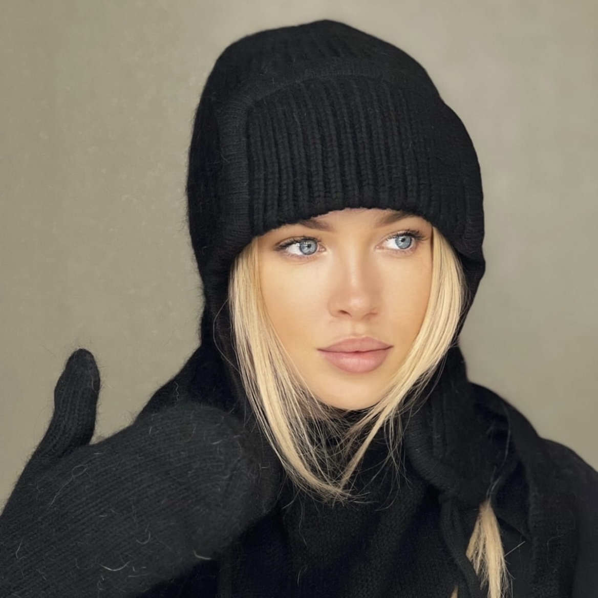 купить Комплект: шапка-ушанка + варежки + платок из Ангоры черный в Спб