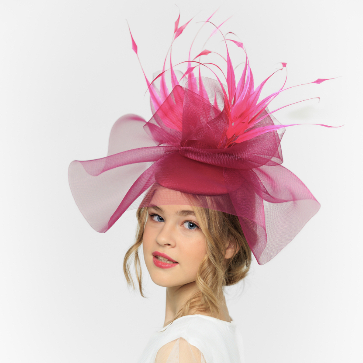 купить Вечерняя малиновая шляпка с перьями для скачек и приемов в Москве, необычная шляпка купить в Спб