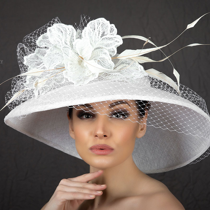 купить свадебная Белая широкополая шляпа из синамей для скачек Белый цветок в Москве