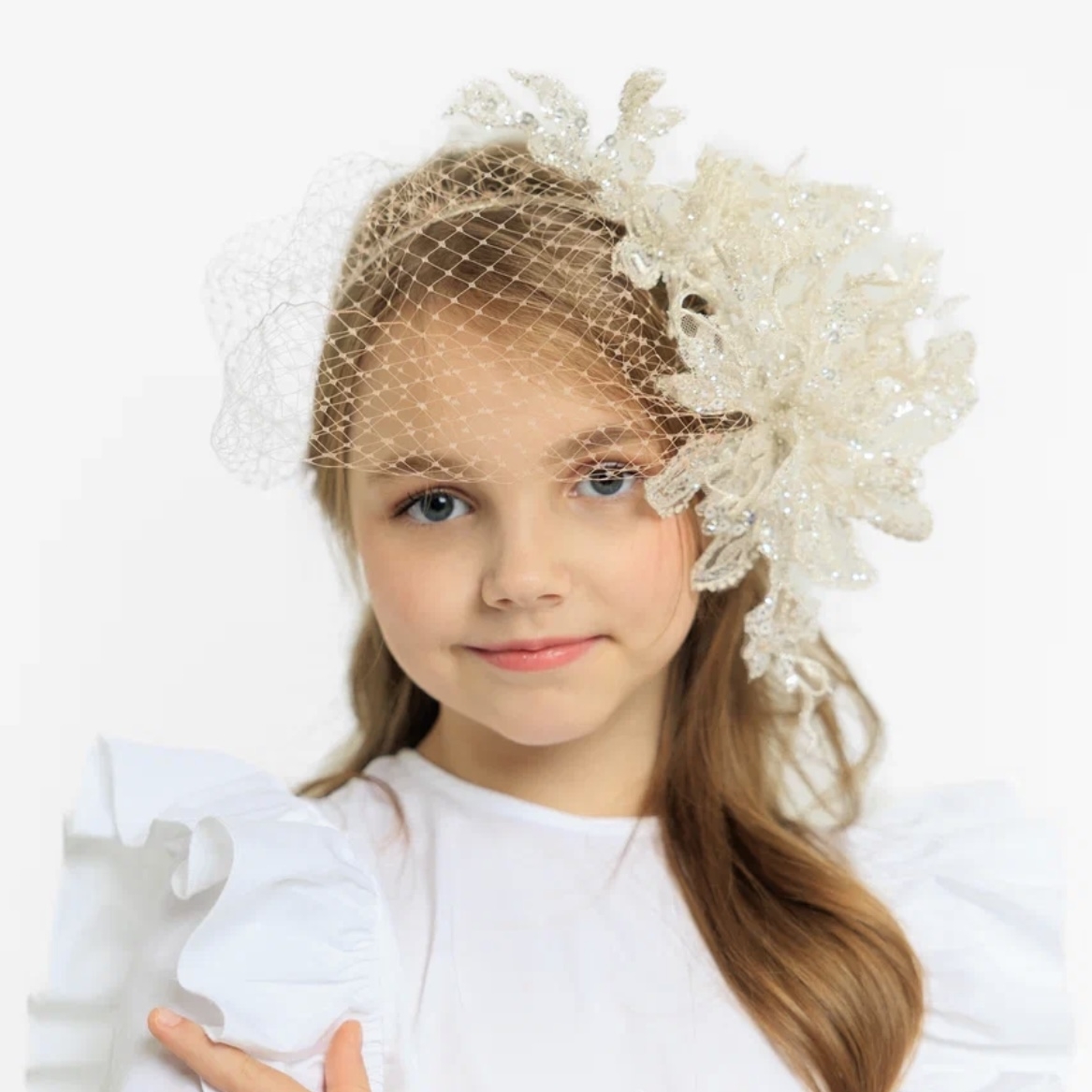 Вечерняя вуалетка с объемными цветами белое золото купить в Москве, шляпки для скачек москва, купить дизайнерский головной убор Анна Андриенко СПБ