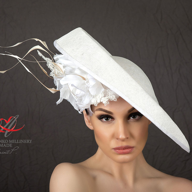 Белая асимметричная шляпа для праздников, купить шляпку для свадьбы в Питере, купить шляпку для скачек, Дизайнерские шляпки Анна Андриенко Спб