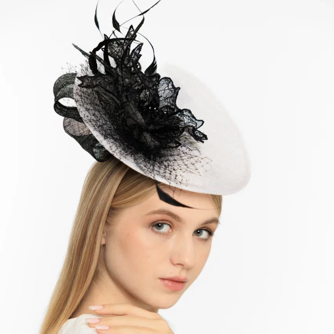 Бело-черная шляпка для праздников, купить шляпку для свадьбы в Питере, купить шляпку для скачек, Дизайнерские шляпки Анна Андриенко Спб