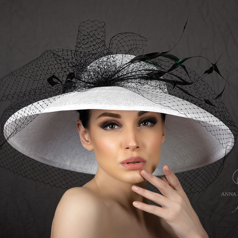 купить белую шляпу для скачек, широкополая шляпа, свадебная шляпа, шляпа для свадьбы, шляпа для невесты, черно-белая шляпа, шляпа с круглой тульей, шляпа с большими полями, летняя шляпа, шляпа для лета, шляпа для пляжа, светская шляпа, дизайнерская шляпа, Анна Андриенко, шляпа с большими полями, шляпа для скачек, вечерняя шляпа, шляпа для праздника, шляпа для фотосессии
