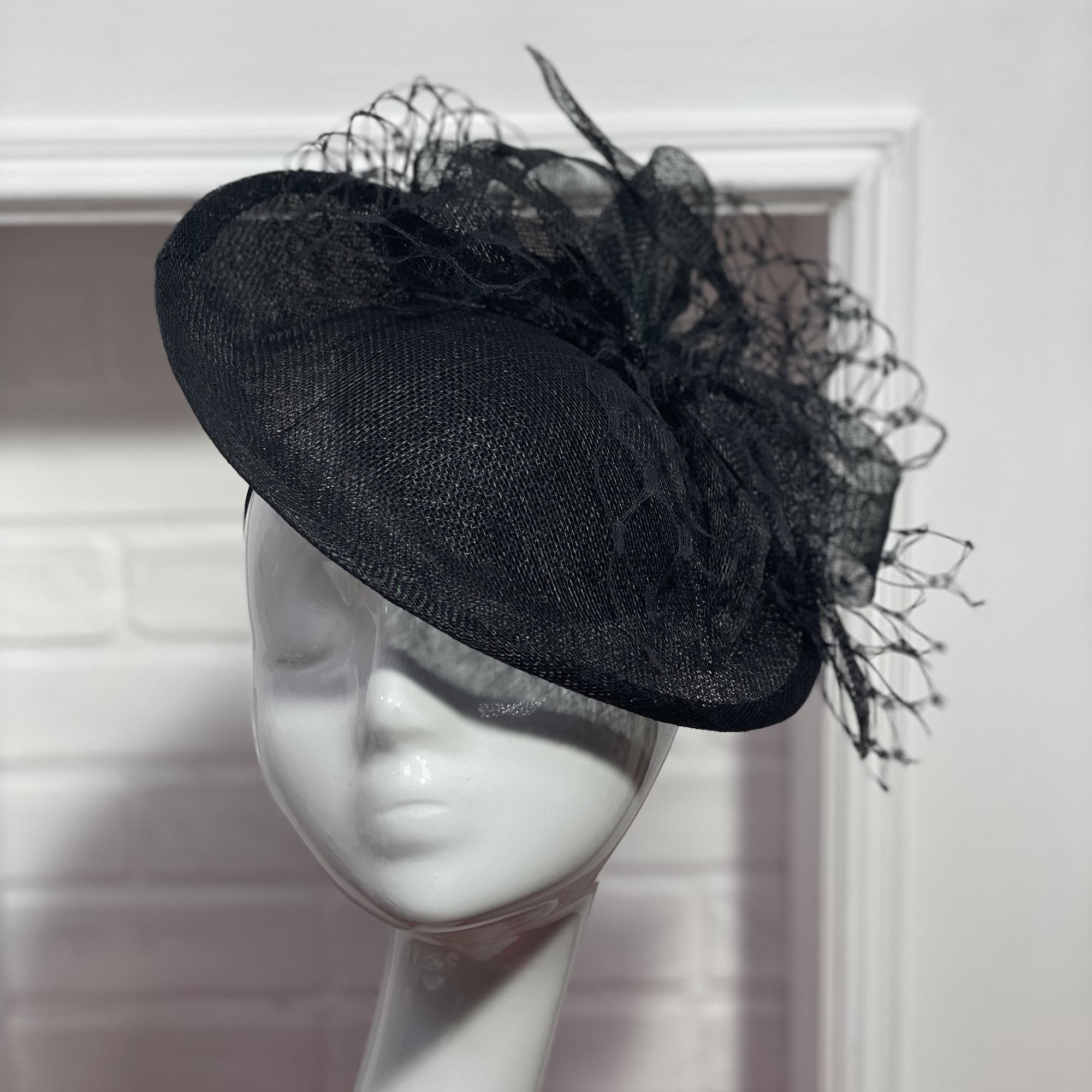 Черная вечерняя шляпка для праздника и для скачек, шляпа из синамей с вуалью, дизайнерский головной убор Анна Андриенко